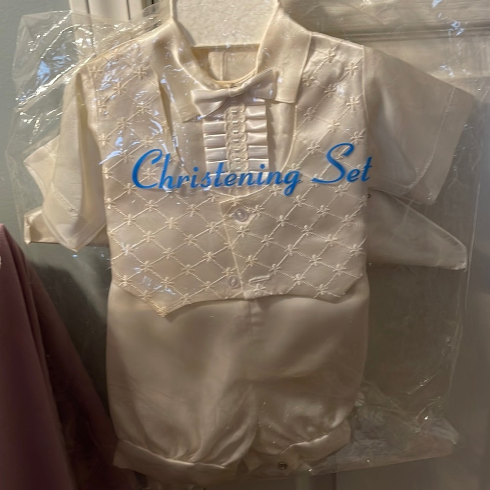 Christening set for a boy. Comes with hat and shoes. 3-6 months. Worn once.